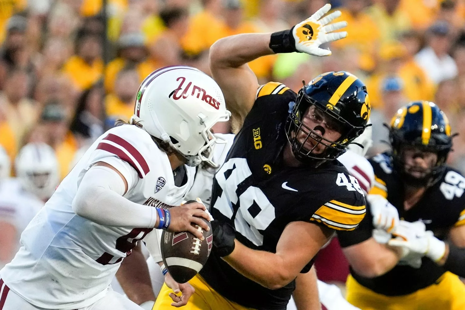Western Michigan Broncos vs Massachusetts Minutemen Picks and Prediction