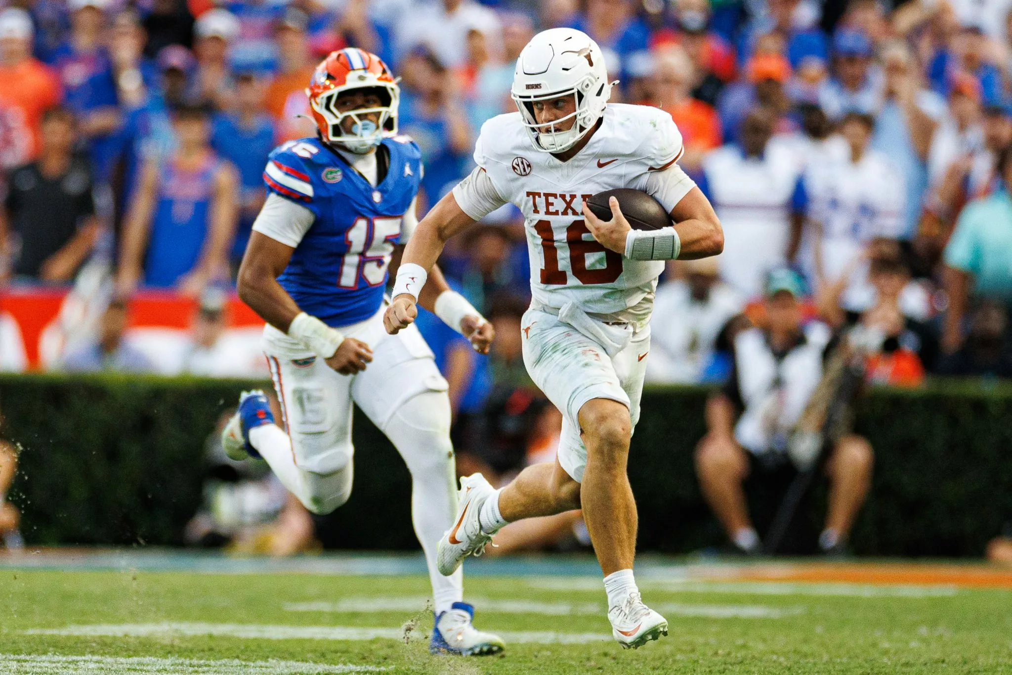 Arch Manning looks to lead he Longhons over the Sooners