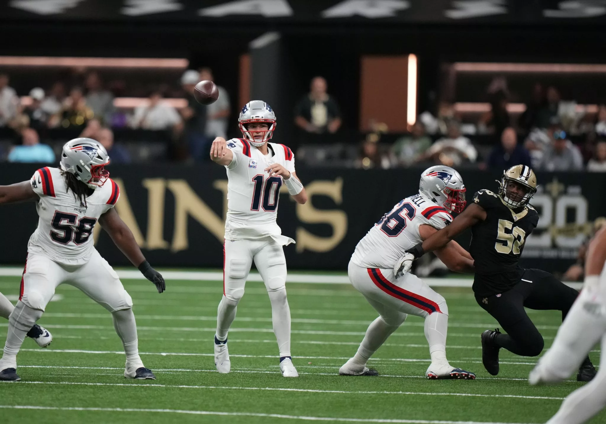 Drake Maye looks to lead te Patriots over the Titans