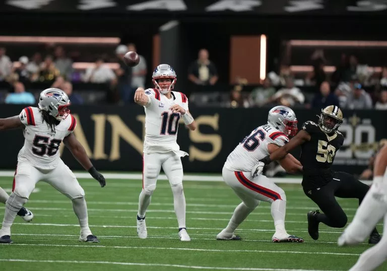 Drake Maye looks to lead te Patriots over the Titans