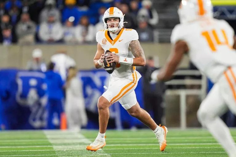 Joey Aguilar looks to lead the Volunteers over the Sooners