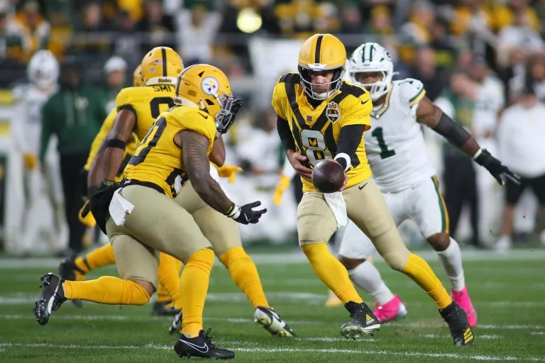 Aaron Rodgers looks to lead the Steelers over the Colts