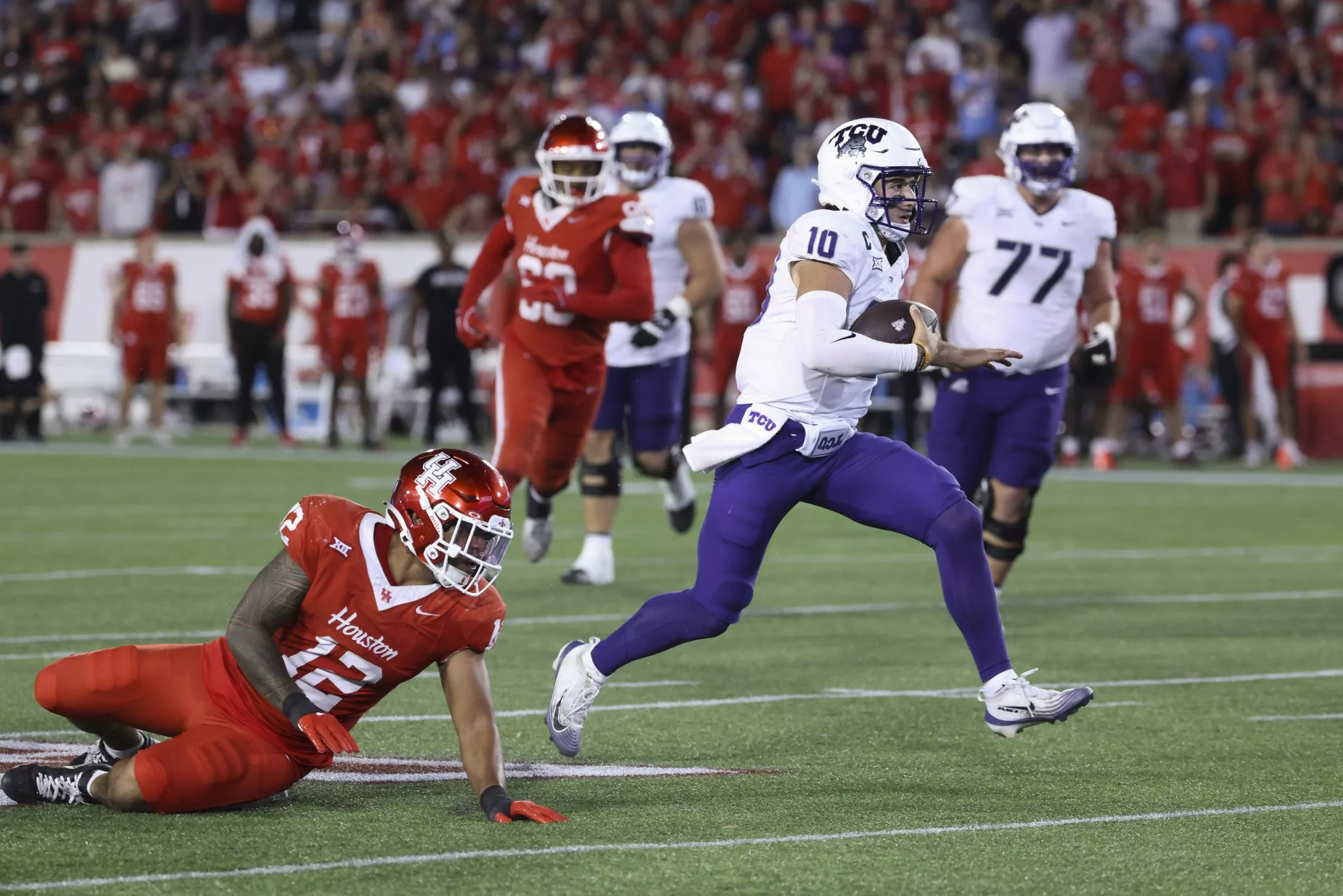 Josh Hoover looks to lead the Horned frogs over the Bearcats